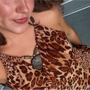 Vintage v-neck tank top 
Cheetah print
Beaded